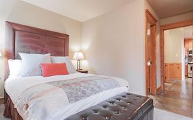 Complex Hot Tub | Close To Lifts | Free Parking